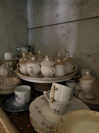 Mannette H de porcelaines blanches comprenant...