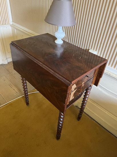 Deux tables à volet en acajou, l'une en placage...