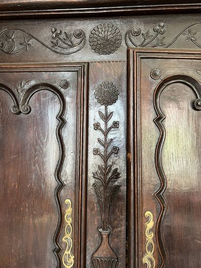 Armoire lorraine en chêne mouluré et sculpté...