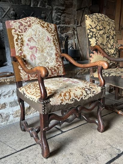 Deux fauteuils en noyer mouluré, en partie...