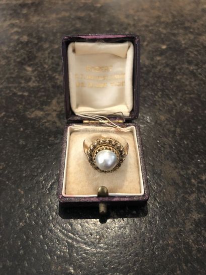 Bague en or ornée d'une perle mabée vers...