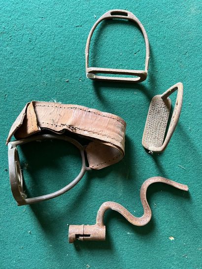 Set of 3 stirrups and a bayonet with socket...