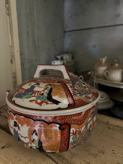 Mannette H de porcelaines blanches comprenant...