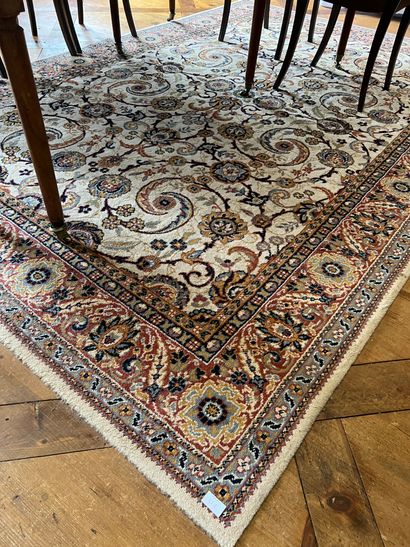 Tapis, XXe sur fond beige 298 x 202 cm
