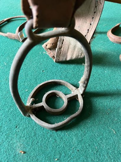 Set of 3 stirrups and a bayonet with socket...