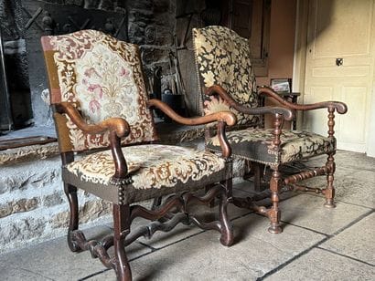 Deux fauteuils en noyer mouluré, en partie...