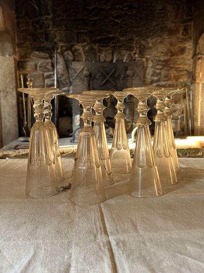 Suite de huit flutes en verre et en cristal,...