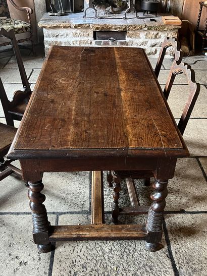 Table en bois naturel en partie du XVIIe...