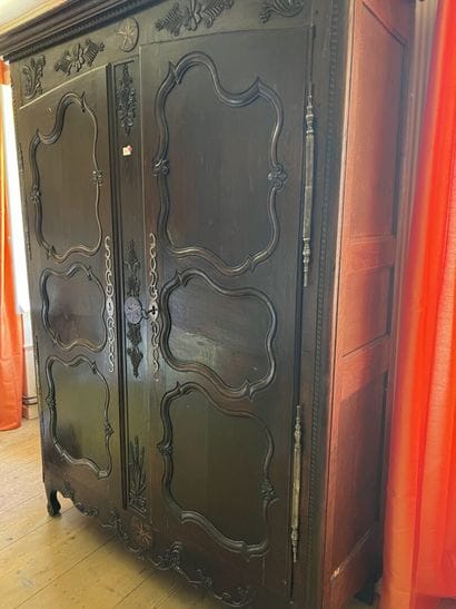 Armoire en chêne mouluré et sculpté, travail...