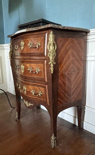 Chest of drawers in satinwood veneer in rosewood...