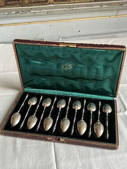 Suite de douze cuillères à moka en argent,...