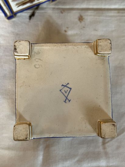 Dans le goût de Sèvres, époque Napoléon III

Paire...