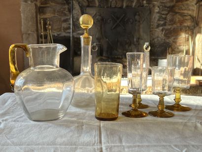 Partie de service en verre à décor ambré...