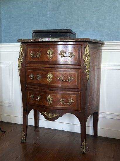 Chest of drawers in satinwood veneer in rosewood...