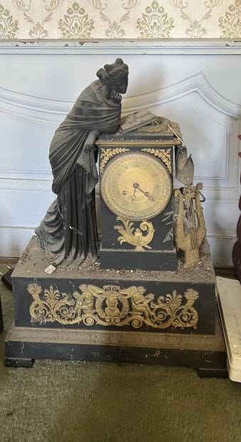 Pendule à l'étude en bronze ciselé, patiné...