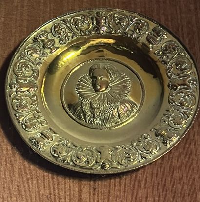 Plat en laiton repoussé, XIXe

A décor d'un...