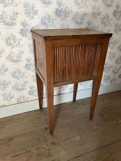Table de nuit en bois fruitier, début XIXème...