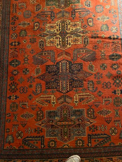 Lot de trois tapis, XXe siècle 160 x 44,5...