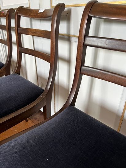 Ensemble de huit chaises de salle à manger

Set...