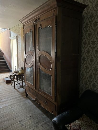 Natural wood wardrobe early XIXth century

It...