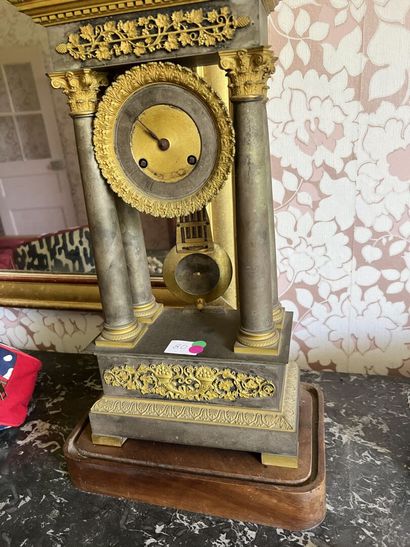 Pendule portique en tôle, bronze ciselé et...