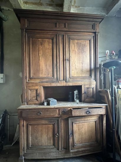 Grand buffet de corps en bois naturel mouluré,...