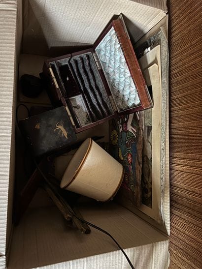 Mannette J d'objets divers ( lampe, pendule,...