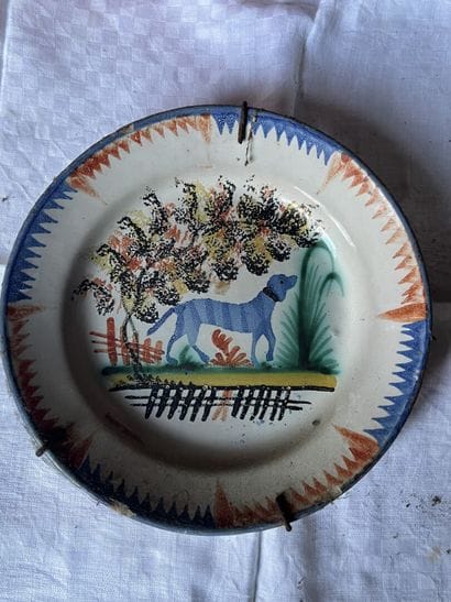 Lot de trois assiettes en faïence et terre...