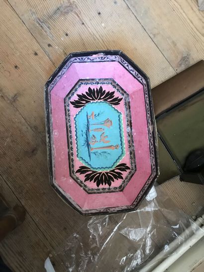 Painted paper workbox, circa 1800, octagonal...