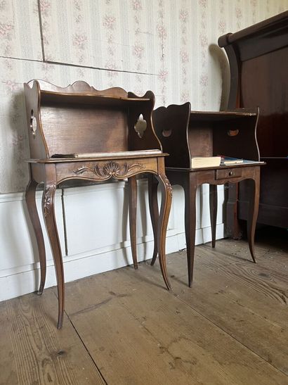 Deux tables de nuit en bois naturel de style...