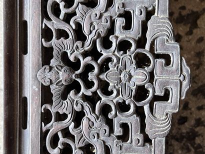 CHINE, XIXème siècle

Support en bois sculpté,...