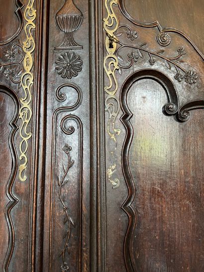 Armoire lorraine en chêne mouluré et sculpté...
