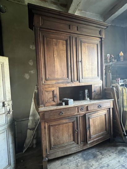 Grand buffet de corps en bois naturel mouluré,...