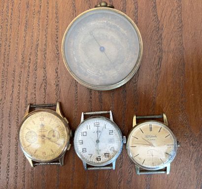 Lot de trois montres en métal chromé ou acier...