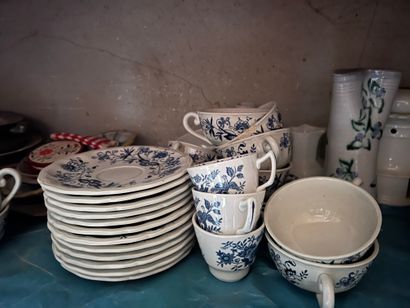 Mannette H de porcelaines blanches comprenant...