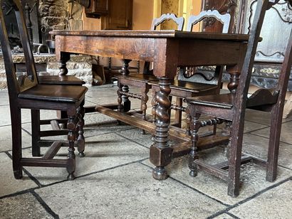 Table en bois naturel en partie du XVIIe...