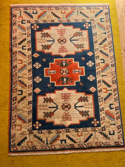 Lot de trois tapis, XXe siècle 160 x 44,5...