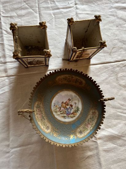 Dans le goût de Sèvres, époque Napoléon III

Paire...