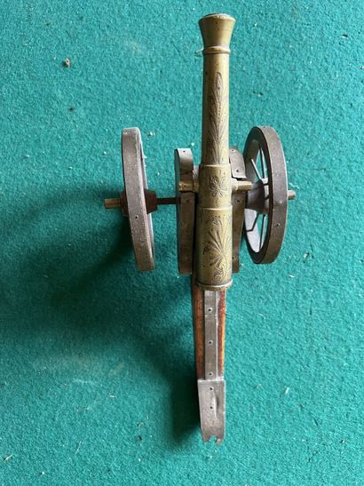 Small barrel. Brass barrel, engraved. Wooden...