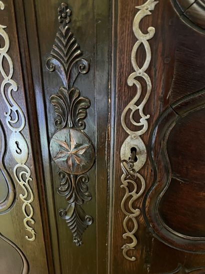 Armoire en chêne mouluré et sculpté, travail...