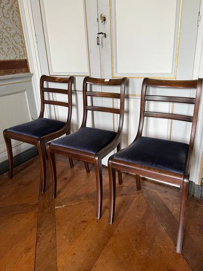 Ensemble de huit chaises de salle à manger

Set...