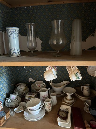 Lot de vaisselles, tasses en Minton, vases...