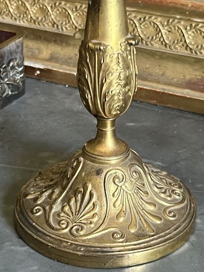 Paire de flambeaux en bronze ciselé et doré...