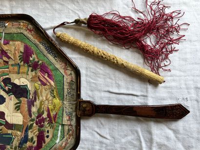 CHINE, XIXème

Eventail en tissu brodé à...