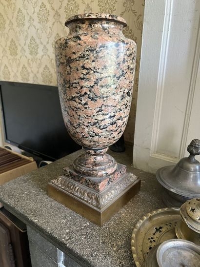 Paire de vases en granit d'Assouan, première...