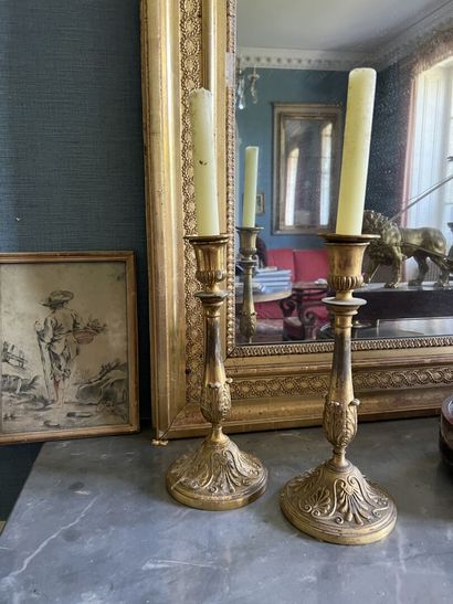 Paire de flambeaux en bronze ciselé et doré...
