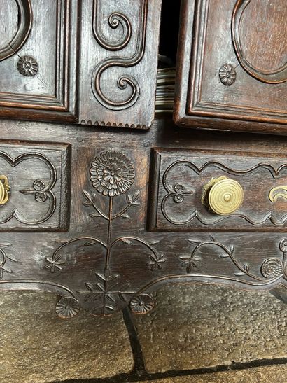 Armoire lorraine en chêne mouluré et sculpté...