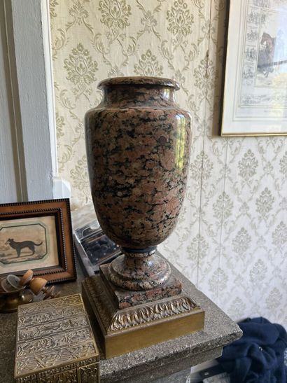 Paire de vases en granit d'Assouan, première...