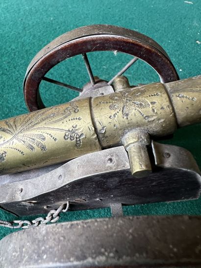Small barrel. Brass barrel, engraved. Wooden...