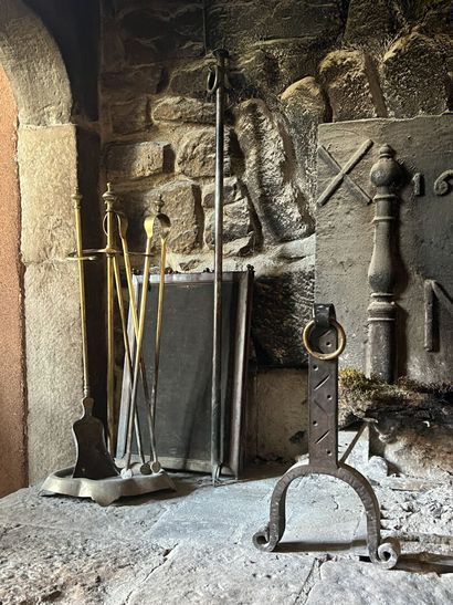 
 un servant de feu orné d'ustensiles et...
